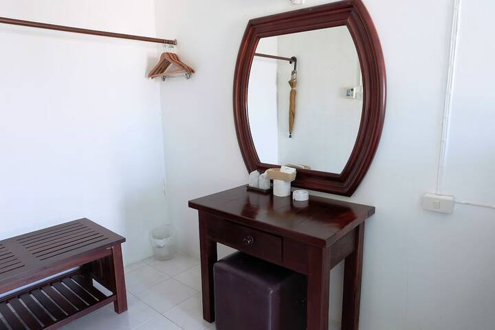 Room 28 of 87