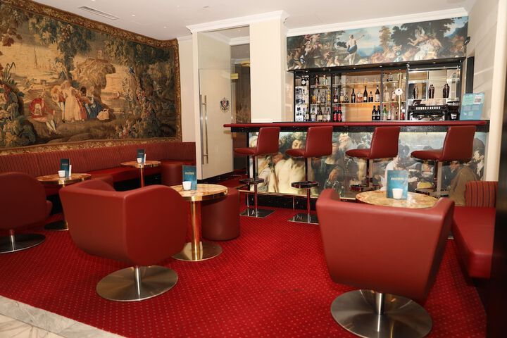 Lounge 37 of 50