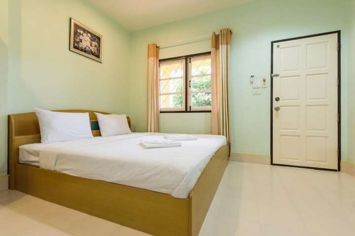 Room 6 of 12