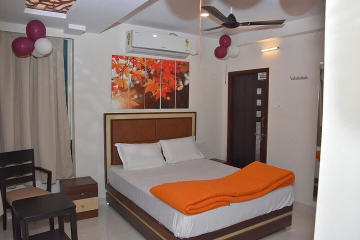 Room 9 of 12