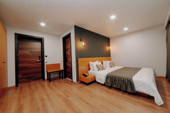 Room 28 of 104