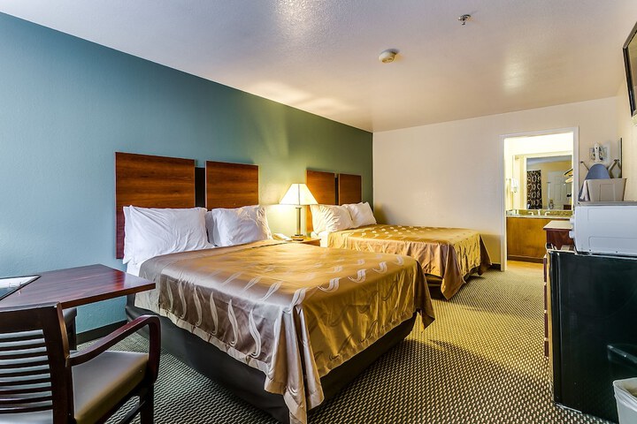 1 Queen Bed (1 of 5)