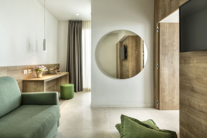 Room 17 of 79