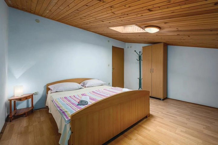 Room 5 of 16