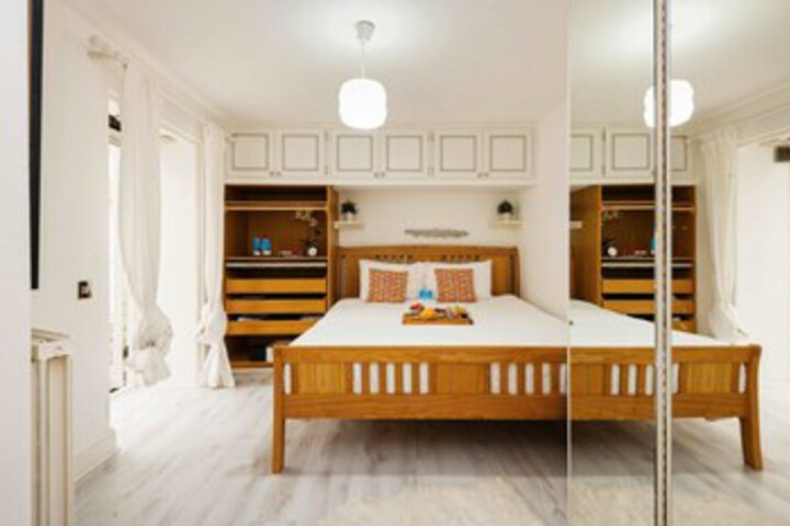 Room 9 of 20