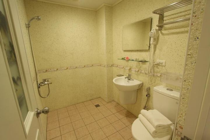 Room 18 of 28