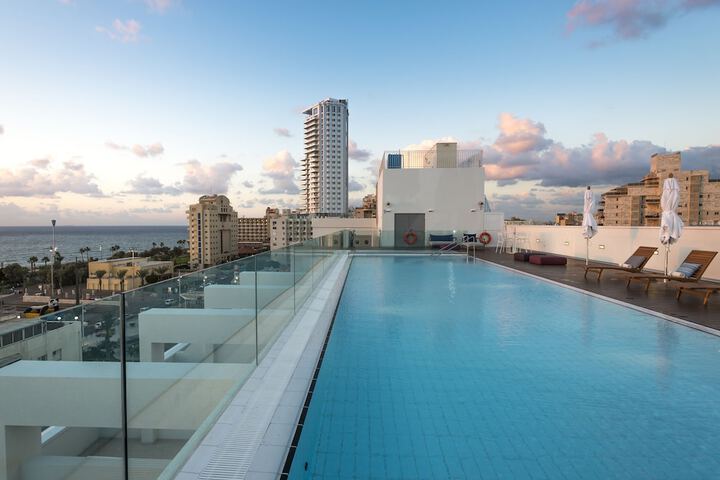Hotel with Pool