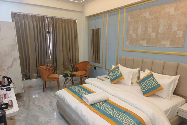 Room 13 of 28