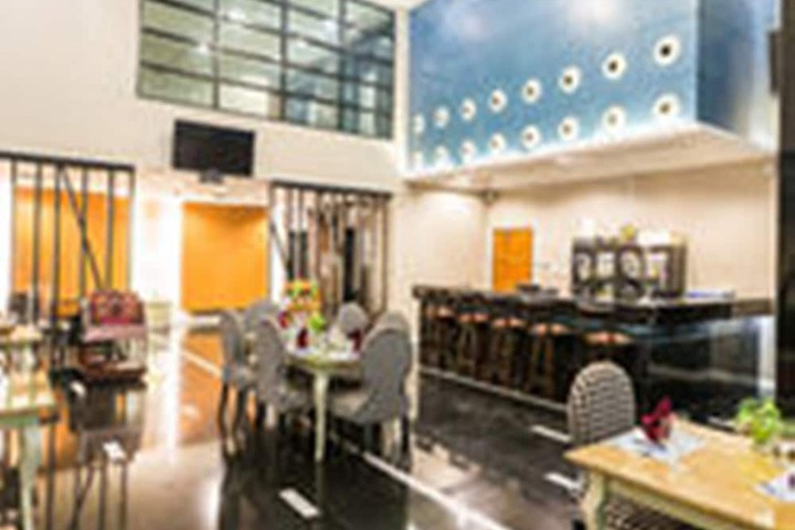 Lounge 45 of 49