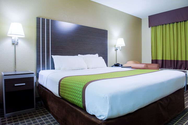 1 King Bed (3 of 17)
