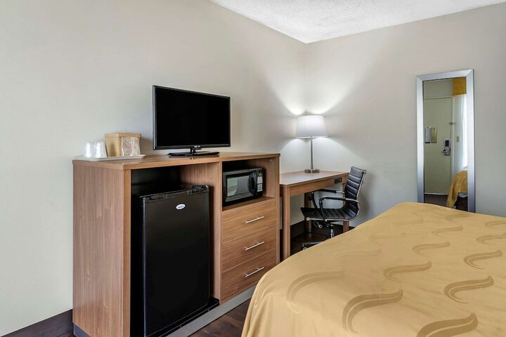 1 King Bed (14 of 14)