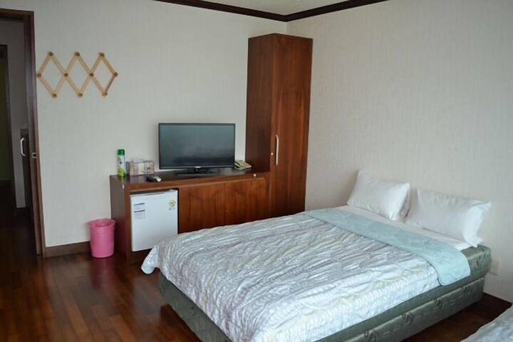 Room 11 of 14