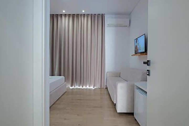 Room 40 of 141