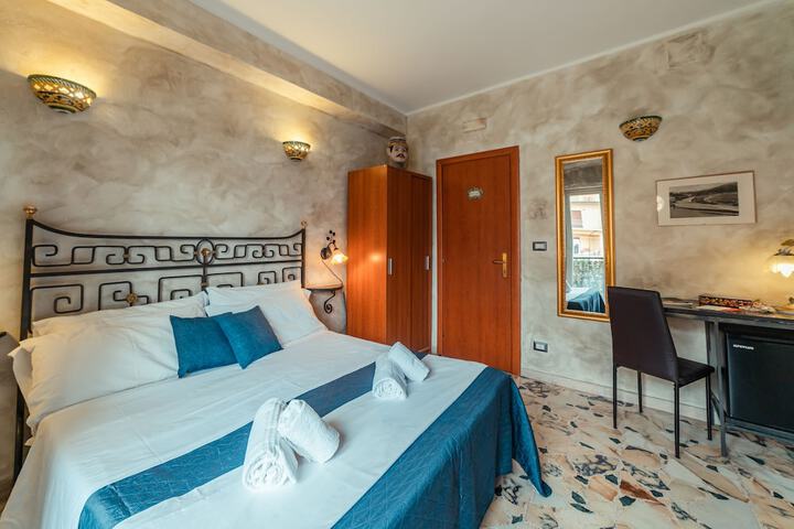 Room 30 of 76