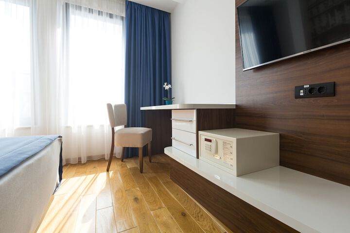 Room 8 of 36