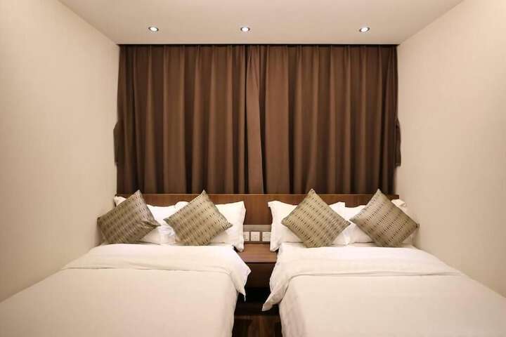 Room 4 of 10