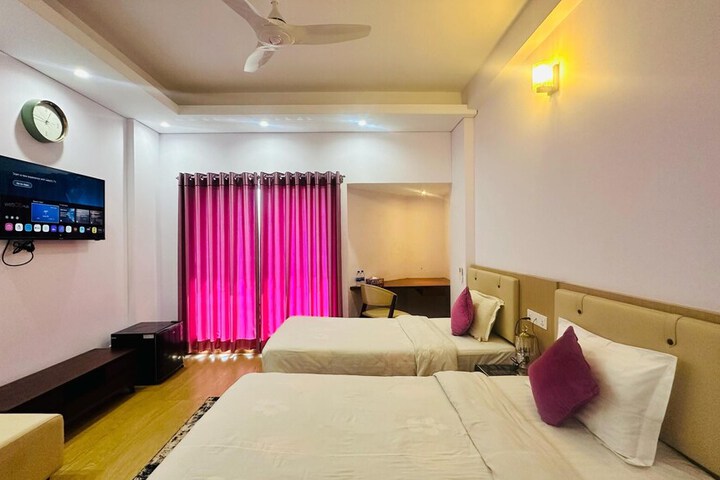 Room 13 of 16