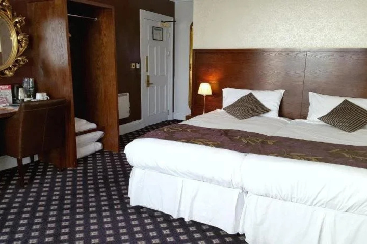 Room 8 of 18