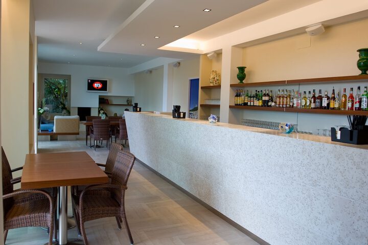 Lounge 75 of 91