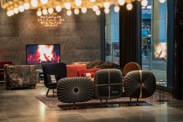 Lounge 24 of 28