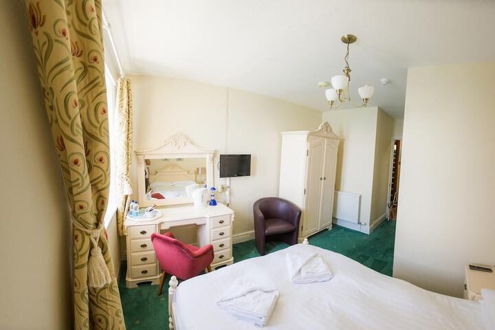 Room 7 of 33