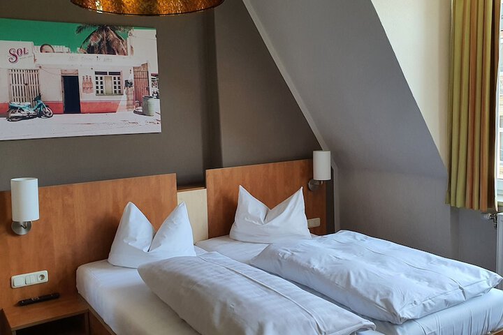 Room 4 of 9