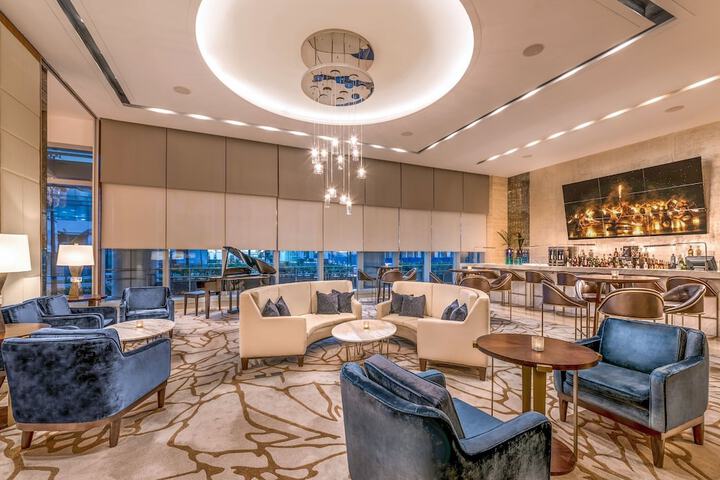 Lounge 54 of 84