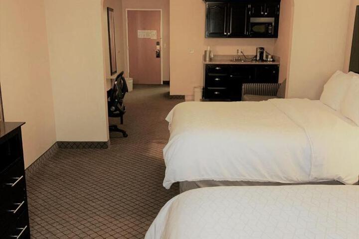 2 Queen Beds (6 of 15)