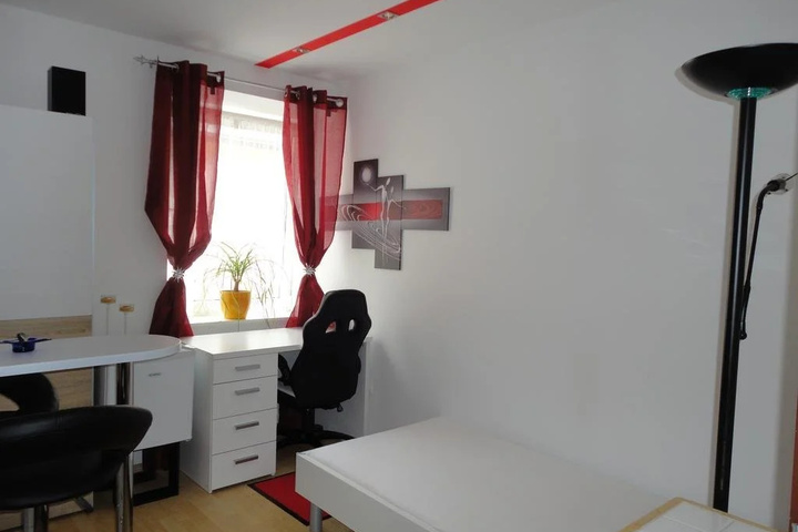 Room 4 of 12