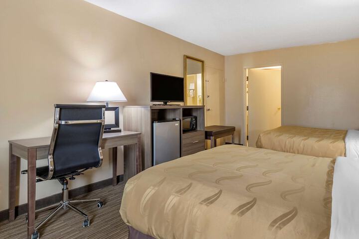 2 Double Beds (16 of 19)