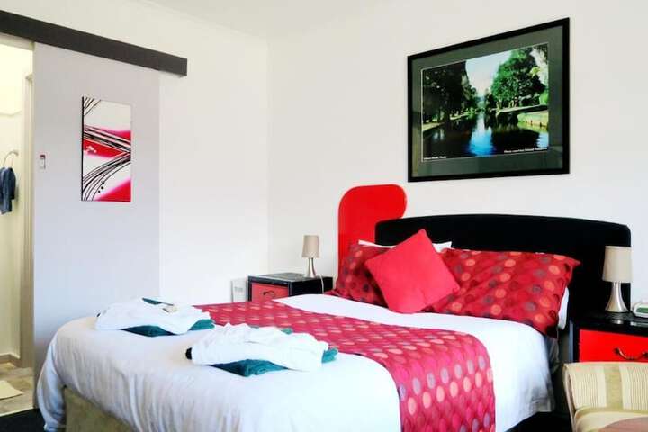 Room 5 of 9