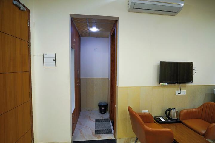 Room 28 of 77