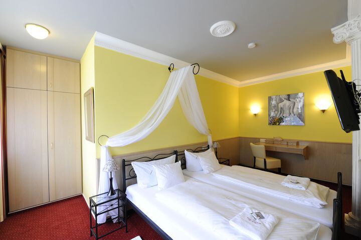 Room 4 of 32