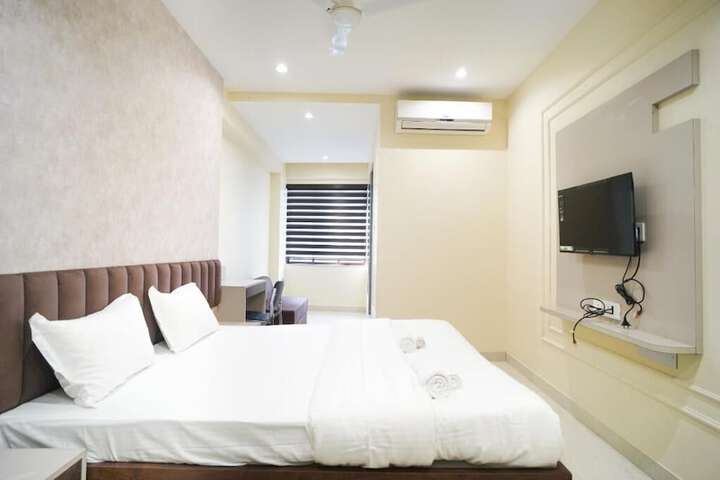 Room 11 of 24
