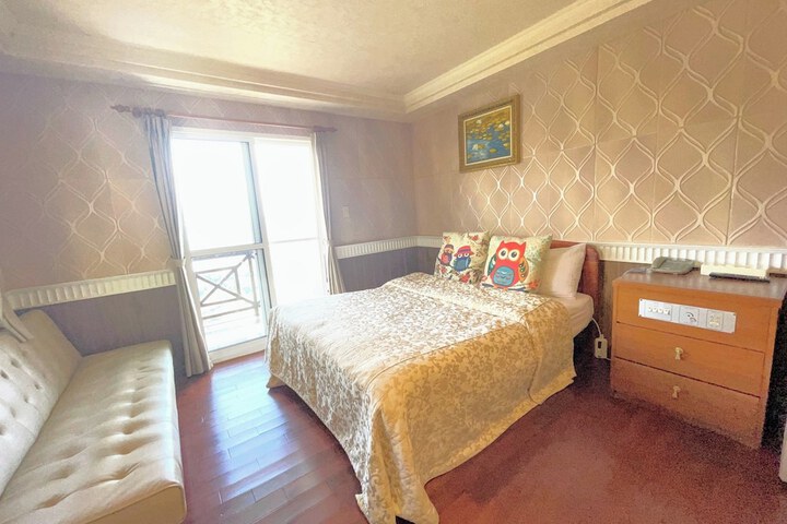 Room 14 of 33