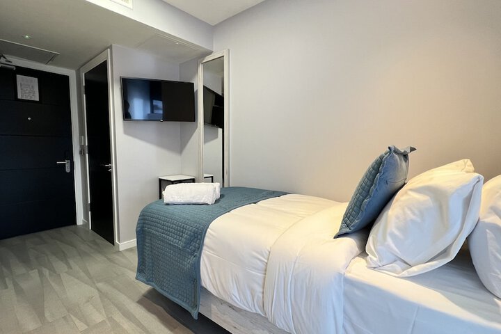 Room 5 of 33