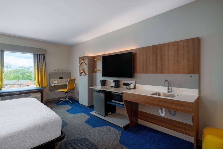 1 King Bed (3 of 17)