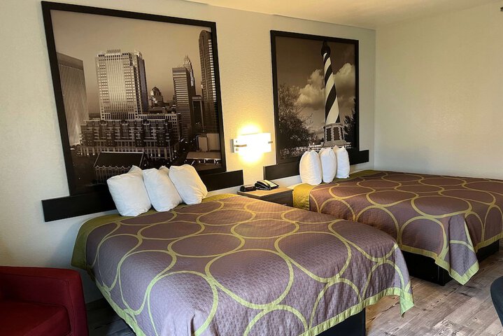 2 Queen Beds (6 of 8)