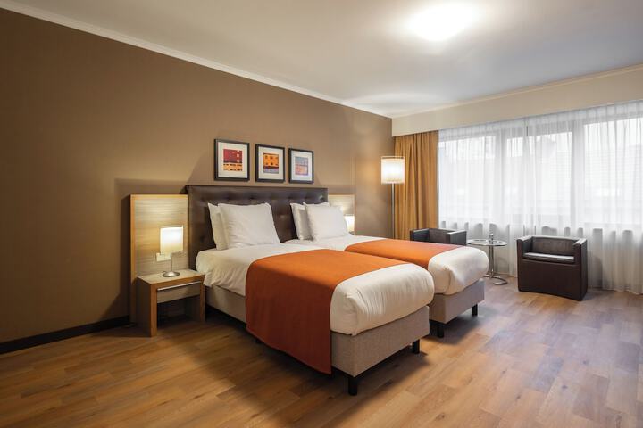 Room 46 of 122