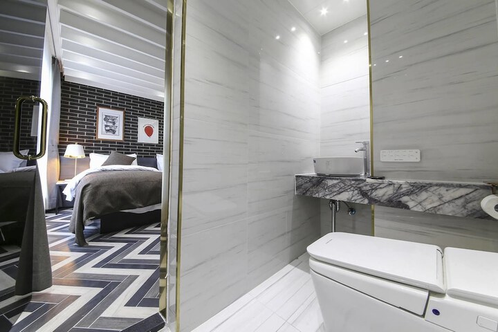 Room 32 of 44