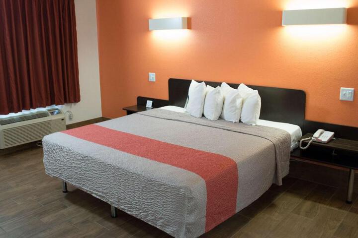 1 King Bed (2 of 6)