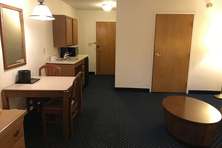 2 Queen Beds (11 of 12)
