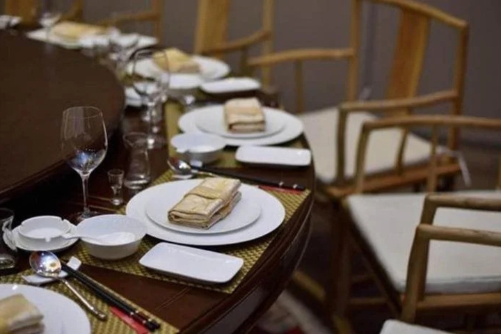 Dining 26 of 28