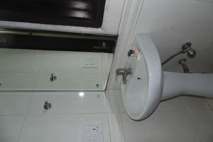 Room 8 of 12