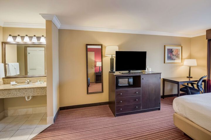 1 Queen Bed High Speed Internet Accessible Microwave and Refrigerator, Iron and Ironing B (11 of 15)