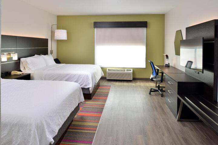 2 Queen Beds (11 of 12)