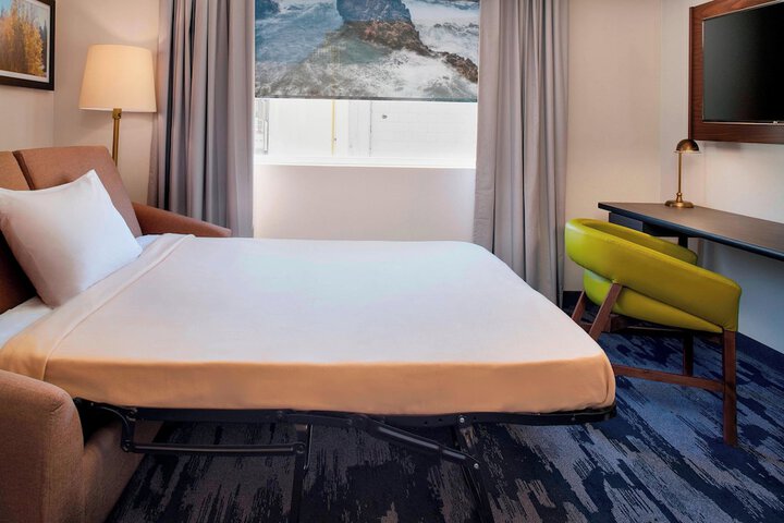 Room 10 of 32