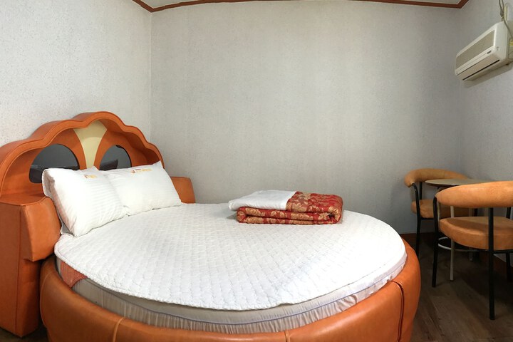 Room 6 of 22