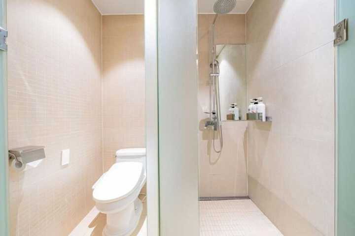 Room 9 of 20