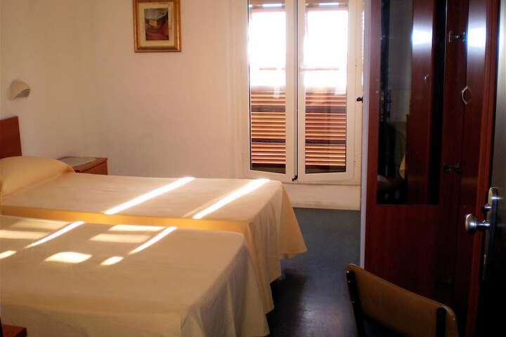 Room 6 of 38